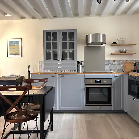 Apartment Les Remparts Spacieux 1 Er Etage Renove Joliment Decore Bien Equipe Plein Centre Proche Plages Du Debarquement Parking Gratuit A Proximite